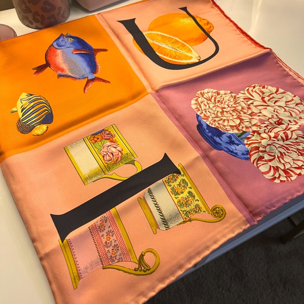 ✨Gucci scarf✨ 100% silk